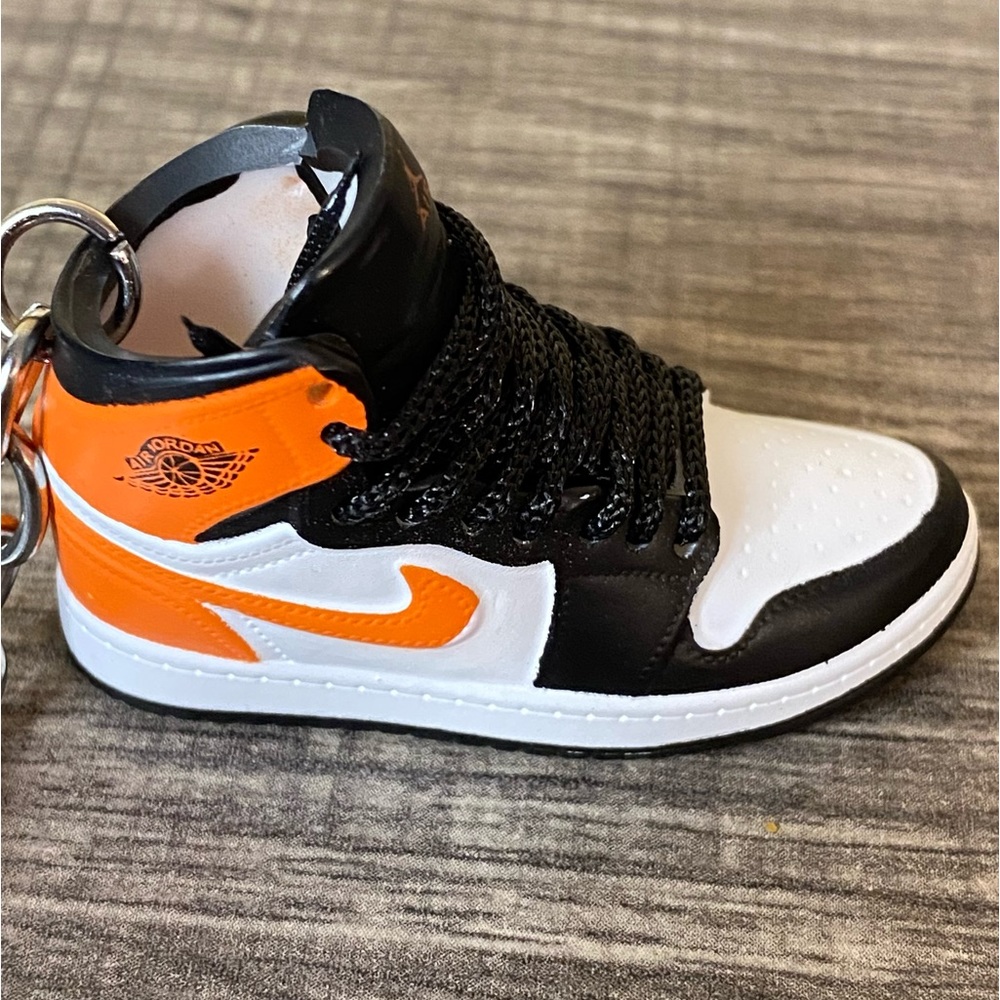Sneaker Keychain Black White & Orange - Picture 5 of 6